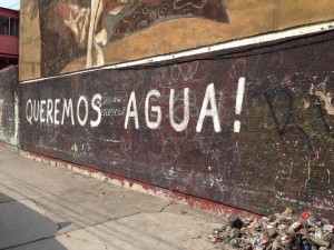 Graphite "We demand water!" in barrio Santa Maria la Ribera (Mexico City).